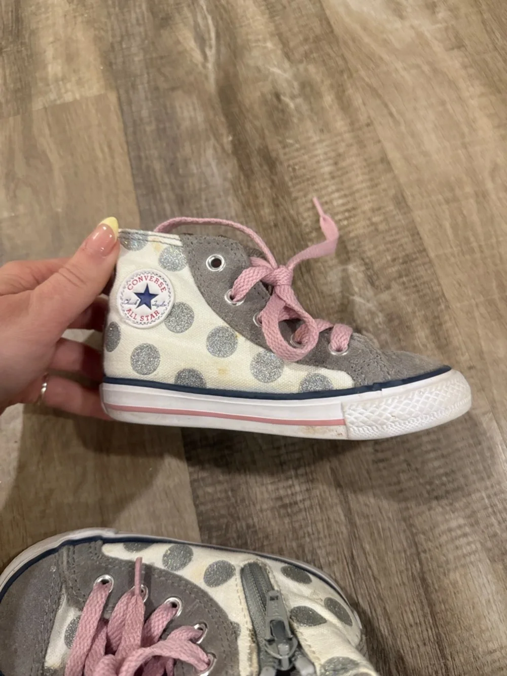 Kids' Gray Polka Dot High-Top Sneakers with Pink Laces converse Allstar size 6
